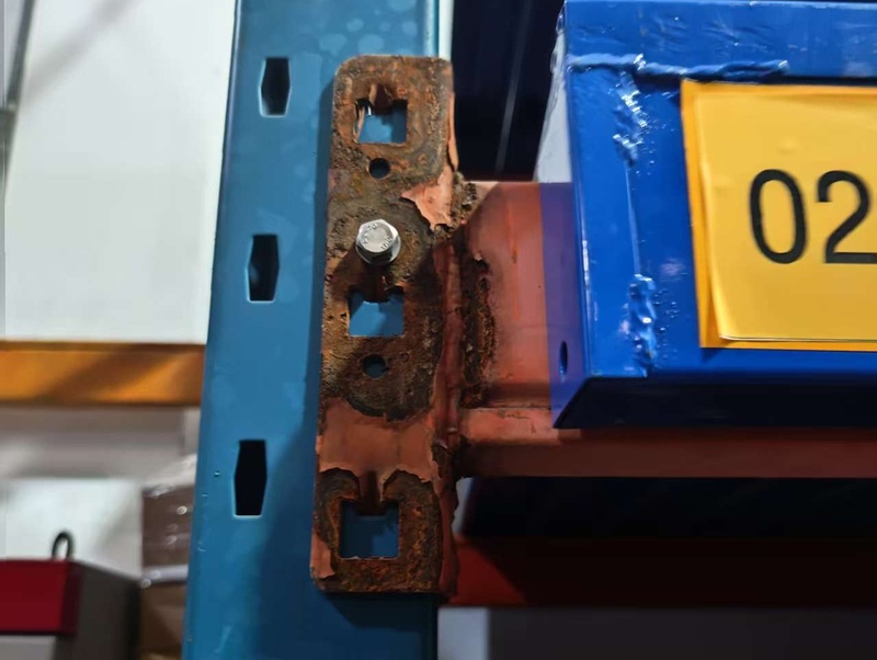 被腐蚀的货架已经生锈